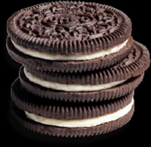 En stak med 4 klassiske Oreo-cookies. Viser mørk chokolade med hvis creme indeni.
